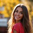 Portrait souriant d'une jeune femme, Chloé, 20 ans