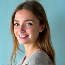 Portrait souriant d'une jeune femme, Léa, 21 ans